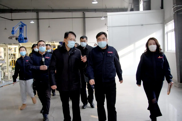 東麗區(qū)委副書記、區(qū)長謝元走訪金橋焊材集團(tuán)